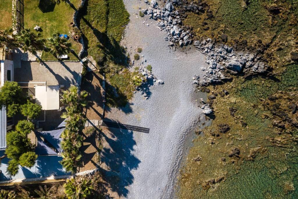 Villa Proto Helidoni - A Cozy Beachfront Villa Petres  Екстер'єр фото