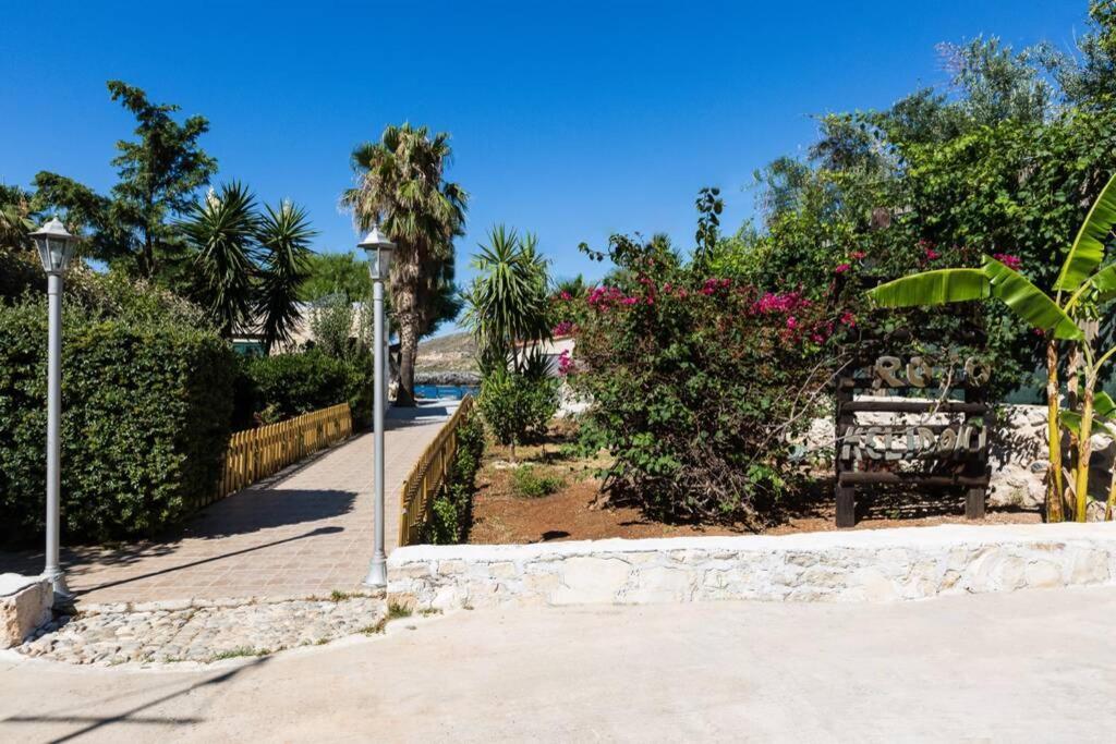 Villa Proto Helidoni - A Cozy Beachfront Villa Petres  Екстер'єр фото