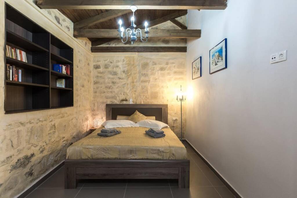 Villa Proto Helidoni - A Cozy Beachfront Villa Petres  Екстер'єр фото