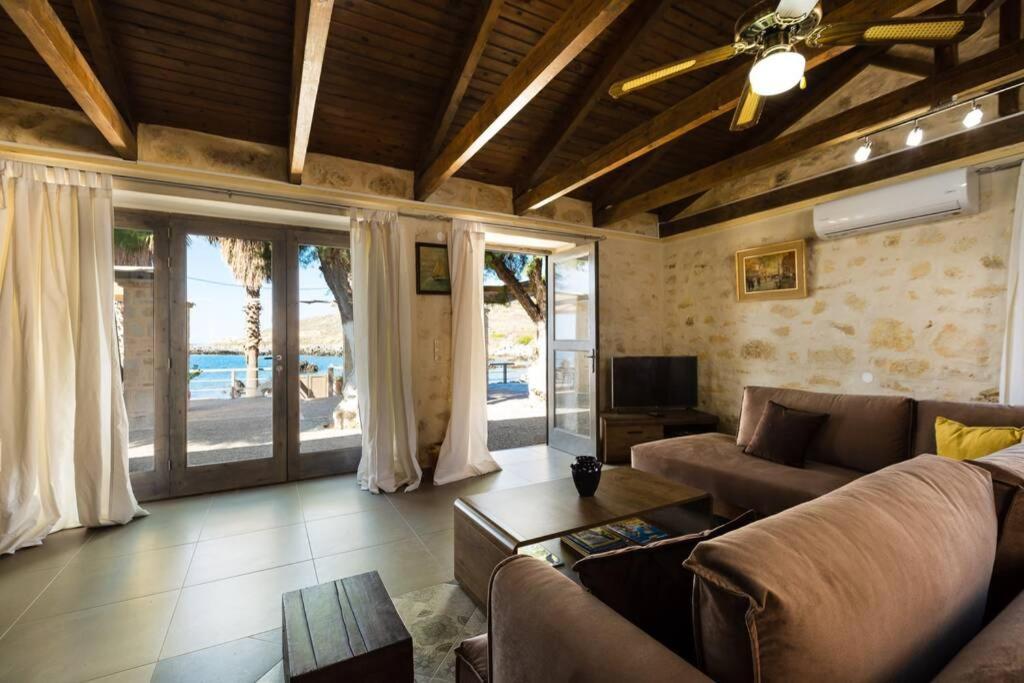 Villa Proto Helidoni - A Cozy Beachfront Villa Petres  Екстер'єр фото
