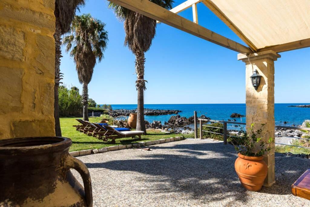 Villa Proto Helidoni - A Cozy Beachfront Villa Petres  Екстер'єр фото