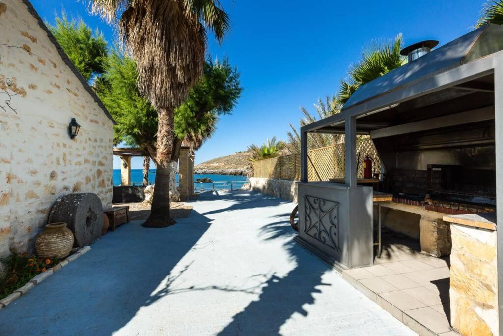 Villa Proto Helidoni - A Cozy Beachfront Villa Petres  Екстер'єр фото