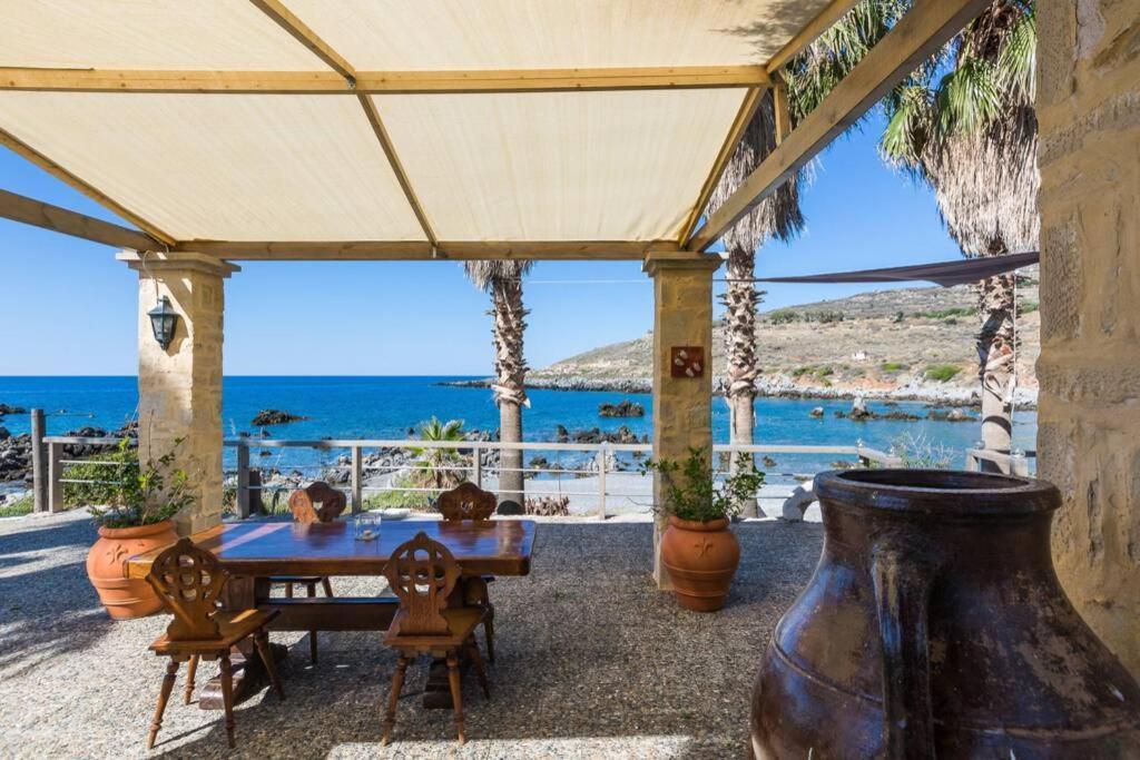 Villa Proto Helidoni - A Cozy Beachfront Villa Petres  Екстер'єр фото
