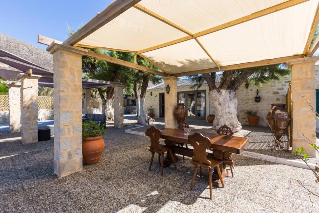 Villa Proto Helidoni - A Cozy Beachfront Villa Petres  Екстер'єр фото