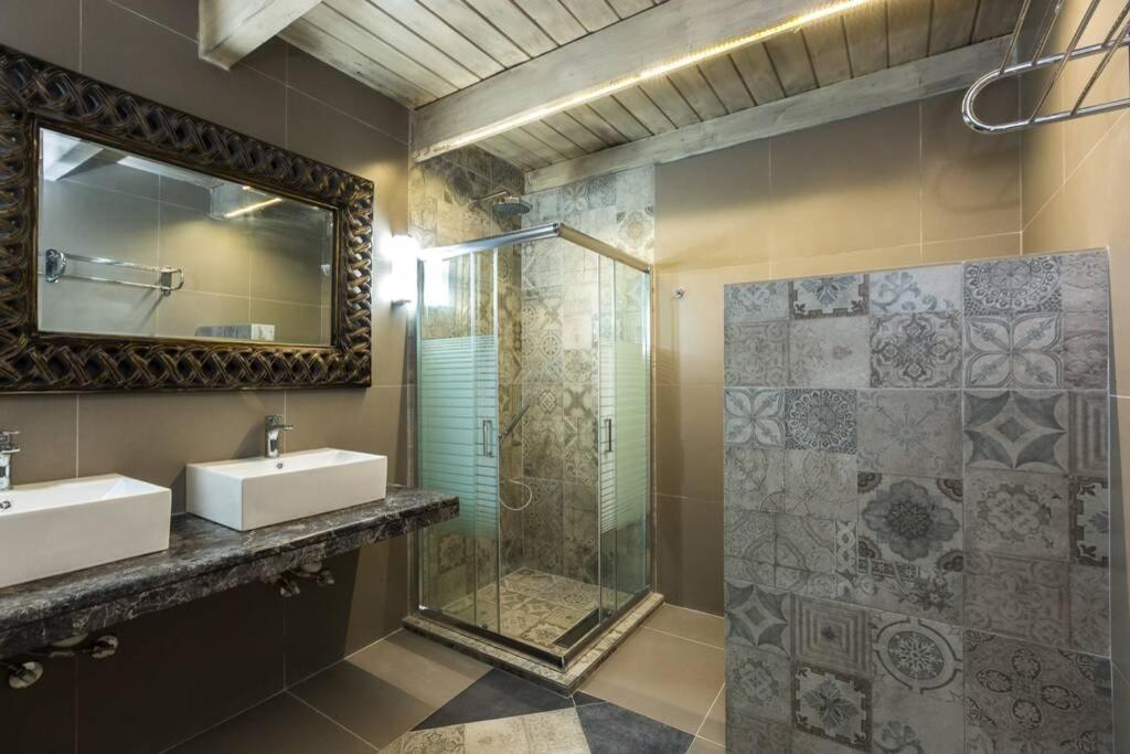 Villa Proto Helidoni - A Cozy Beachfront Villa Petres  Екстер'єр фото