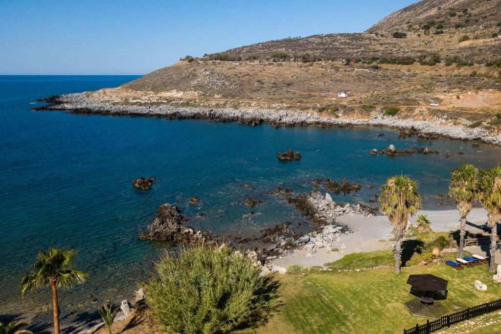 Villa Proto Helidoni - A Cozy Beachfront Villa Petres  Екстер'єр фото