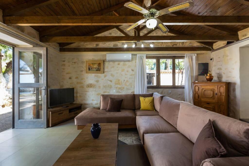 Villa Proto Helidoni - A Cozy Beachfront Villa Petres  Екстер'єр фото