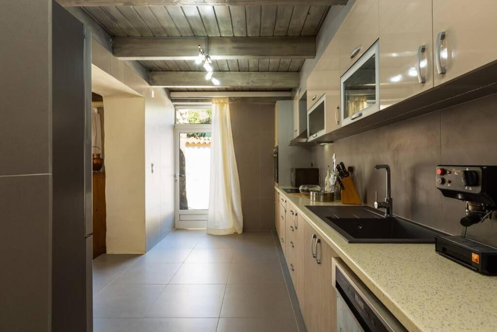 Villa Proto Helidoni - A Cozy Beachfront Villa Petres  Екстер'єр фото
