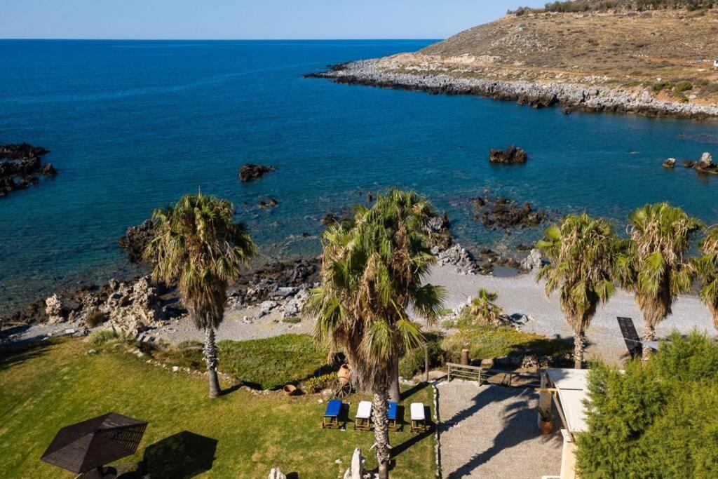 Villa Proto Helidoni - A Cozy Beachfront Villa Petres  Екстер'єр фото